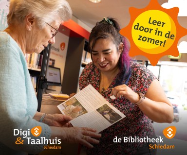 Afbeelding van een klant en vrijwilliger op ons Digitaal Spreekuur