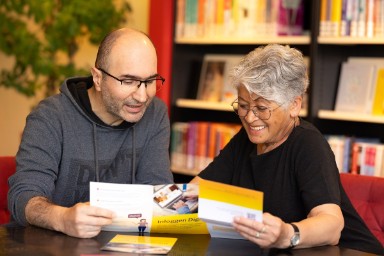 Afbeelding van een klant en vrijwilliger op ons Digitaal Spreekuur